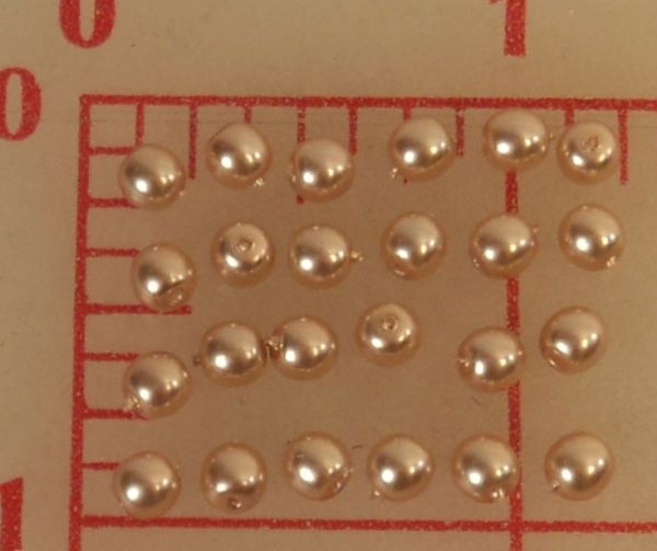 24 Czech glass round pearls beads light mauve 4mm  